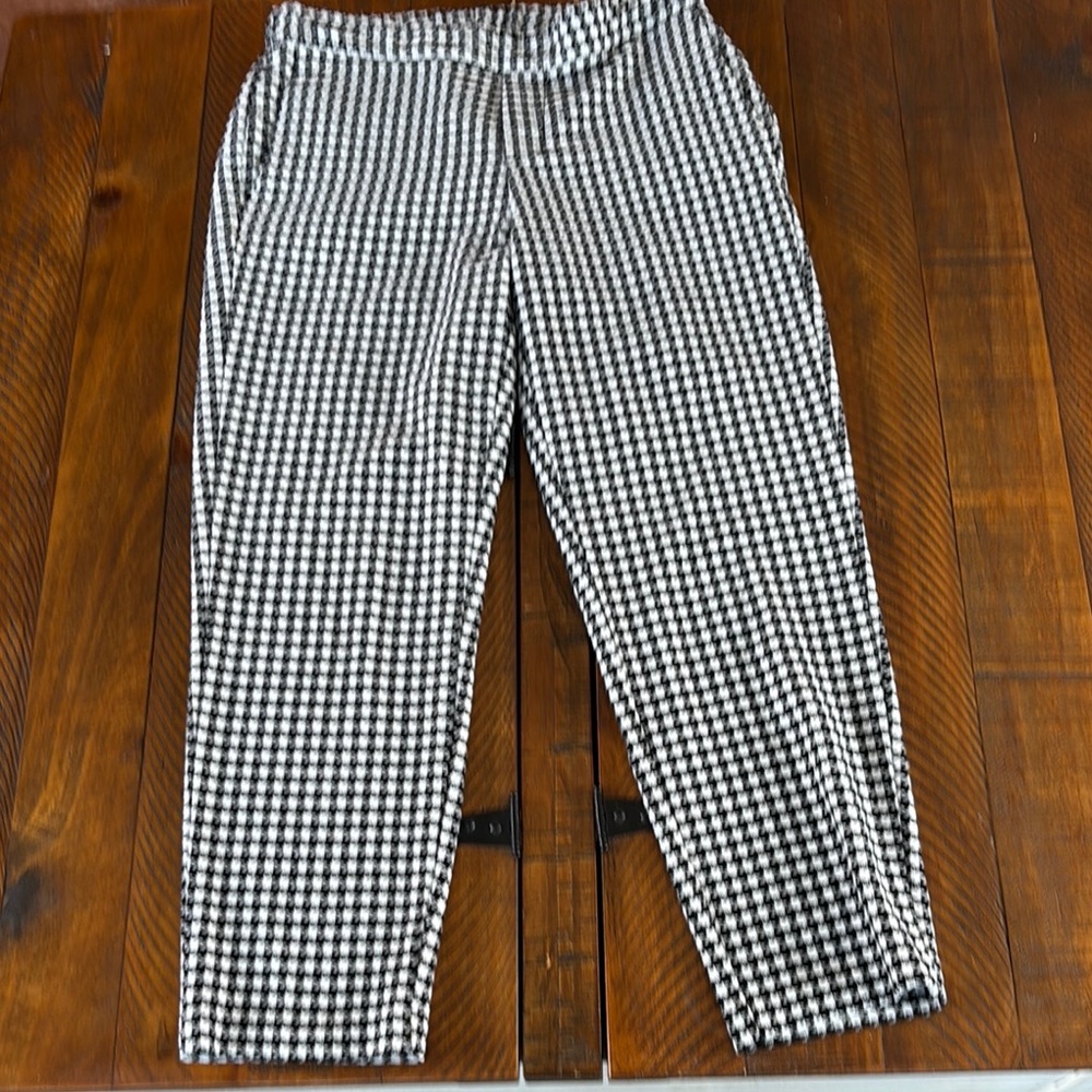 Old Navy Black and White Houndstooth Cropped Pants
